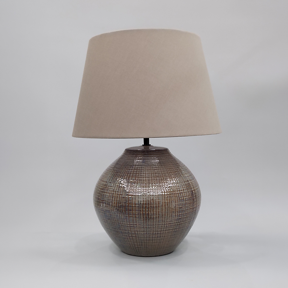 MIO ΦΩΤΙΣΤΙΚΟ ΕΠΙΤΡΑΠΕΖΙΟ 32.5x32.5x46cm ΚΕΡΑΜΙΚΟ ΚΑΦΕ ΜΠΕΖ ΥΦΑΣΜΑ ΚΑΦΕ ΜΠΕΖ